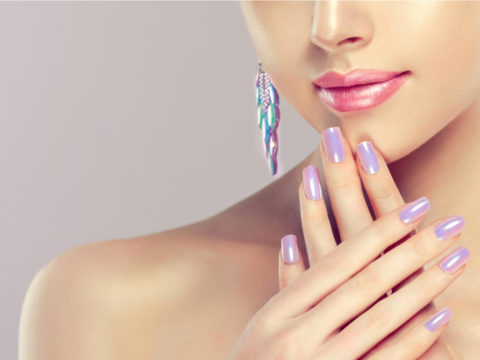 Che cos'è l'Aurora Nails, la tendenza per le unghie che ha conquistato Instagram