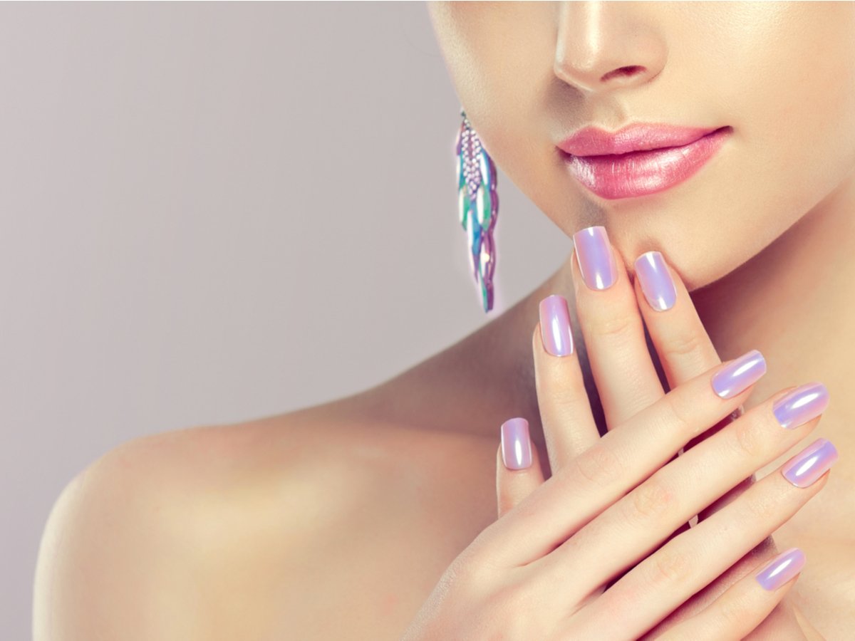 Aurora Nails: nel 2024 le unghie si tingono di aurora boreale!