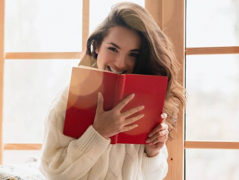 Donna con un libro in mano