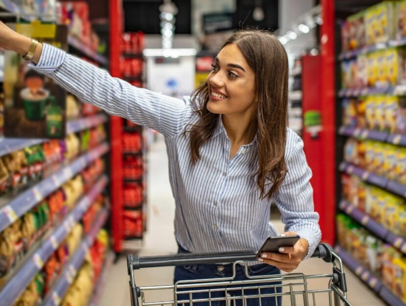 donna al supermercato