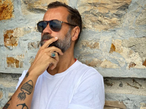 Fabio Volo in "Genitori vs Influencer" è un padre che lotta contro i social