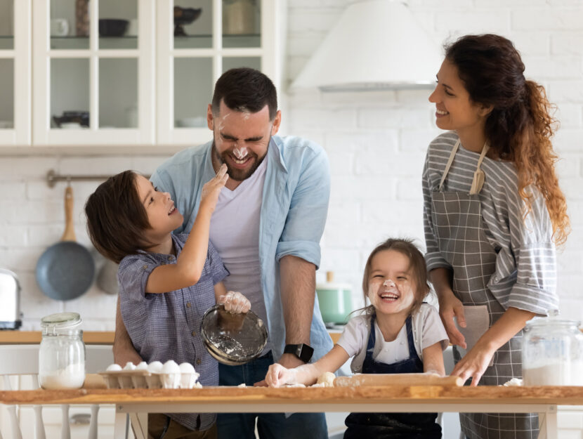 Famiglia bambini cucina