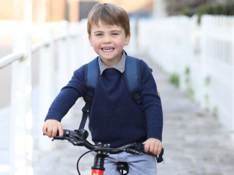 Louis di Cambridge compie 3 anni e va all'asilo (in bici)
