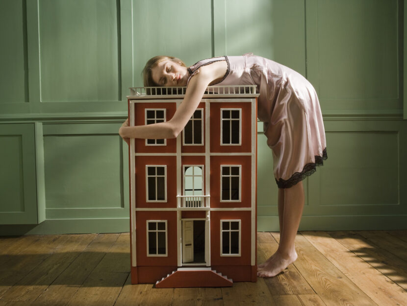 Casa in miniatura con ragazza