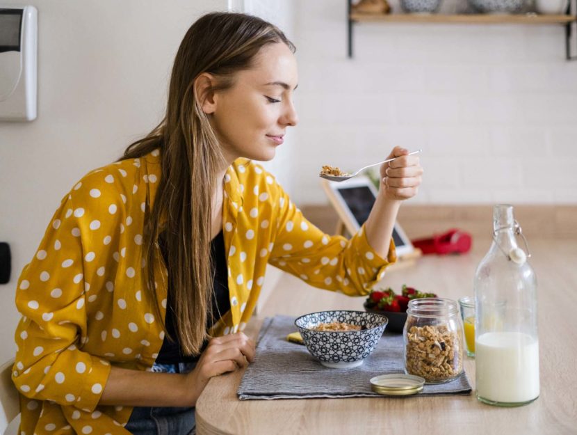 Ragazza mangia cereali