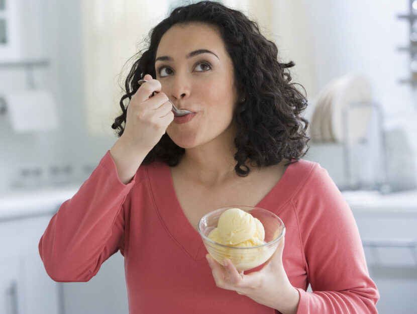 Ragazza mangia gelato in cucina