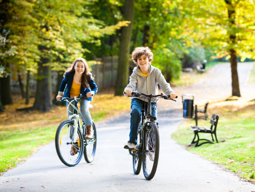 Ragazzi bici parco