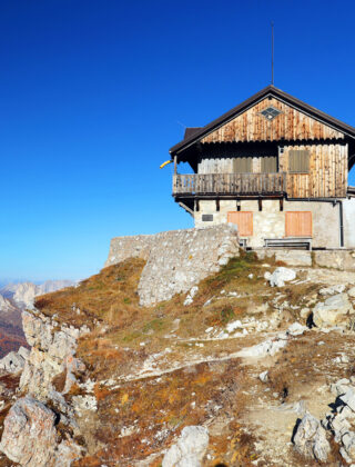 Emma Menardi, guardiana del paradiso al rifugio Nuvolau