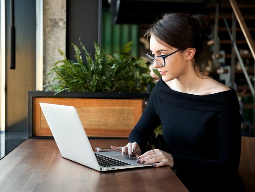 donna, concentrata, al lavoro al computer, app per concentrarti