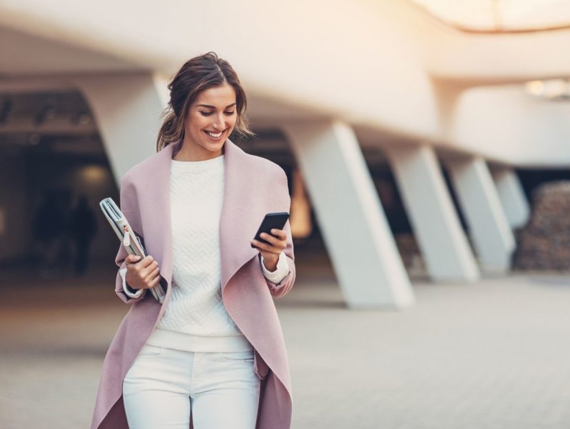 Donna che controlla il telefono