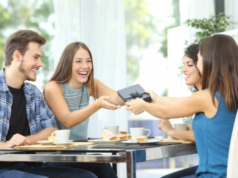 Cose da non regalare: 8 oggetti da evitare, tra galateo e superstizione