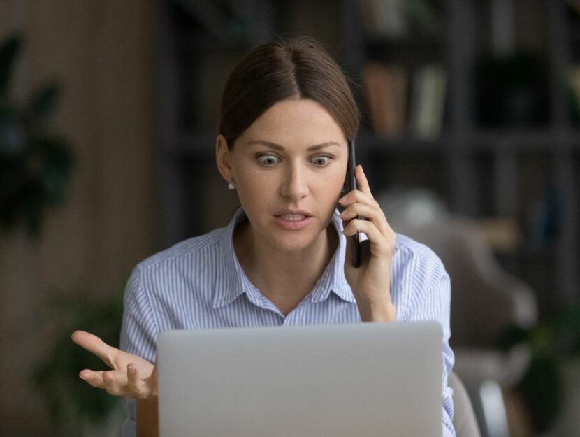 donna arrabbiata al telefono, dopo il colloquio di lavoro