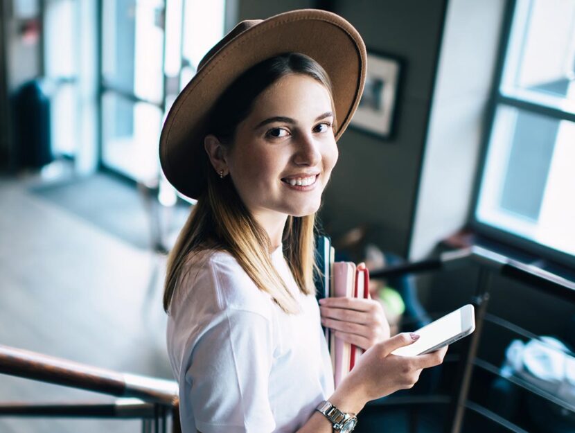 ragazza che usa lo smartphone