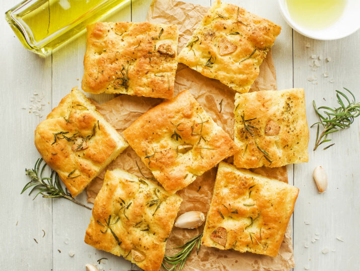 Focaccia senza lievito: la ricetta gustosa senza lievitazione