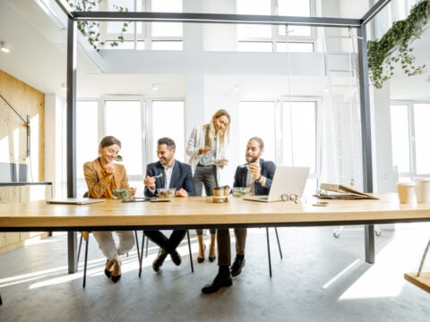 Galateo del pranzo in ufficio: le regole non scritte che devi seguire