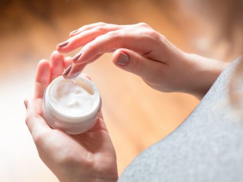 Mani screpolate per il gel igienizzante? 5 consigli per alleviare i fastidi