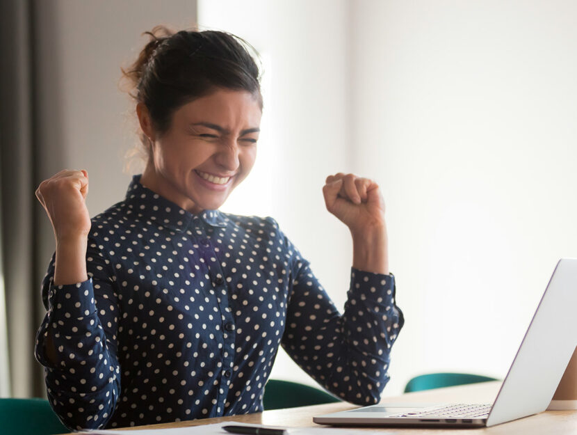 donna che esulta a lavoro