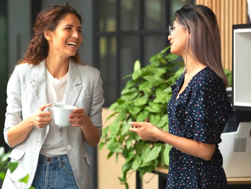 Donne che parlano in pausa