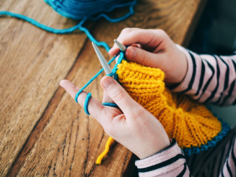 Lavorare a maglia è di tendenza: tutti a sferruzzare sui social