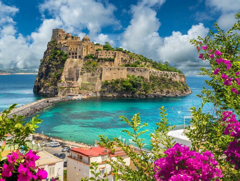 L'isola di Ischia con il Castello Aragonese