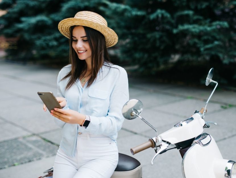 donna che usa il telefono