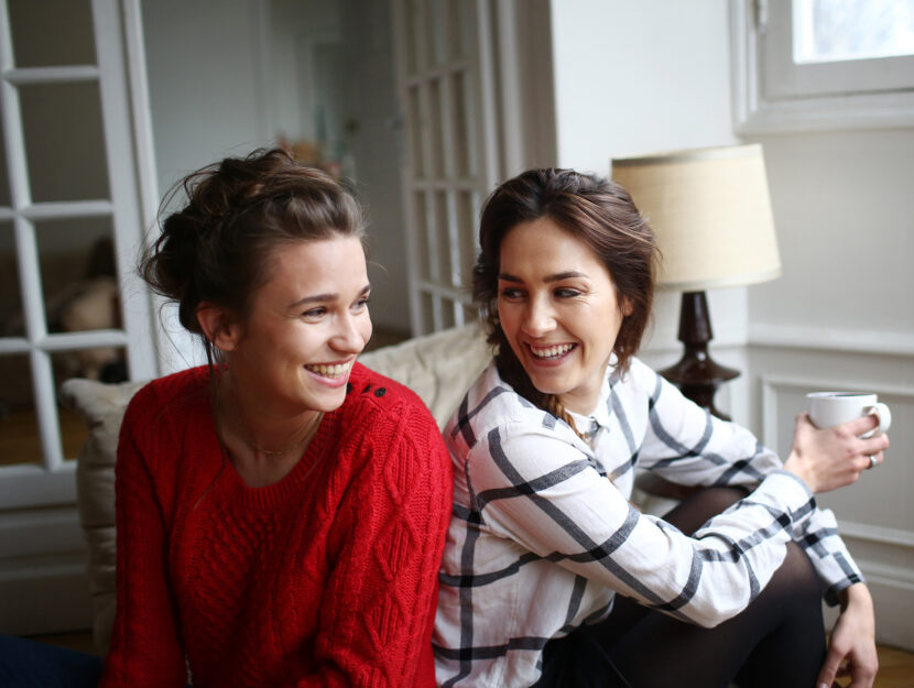 Amiche in casa su poltrona