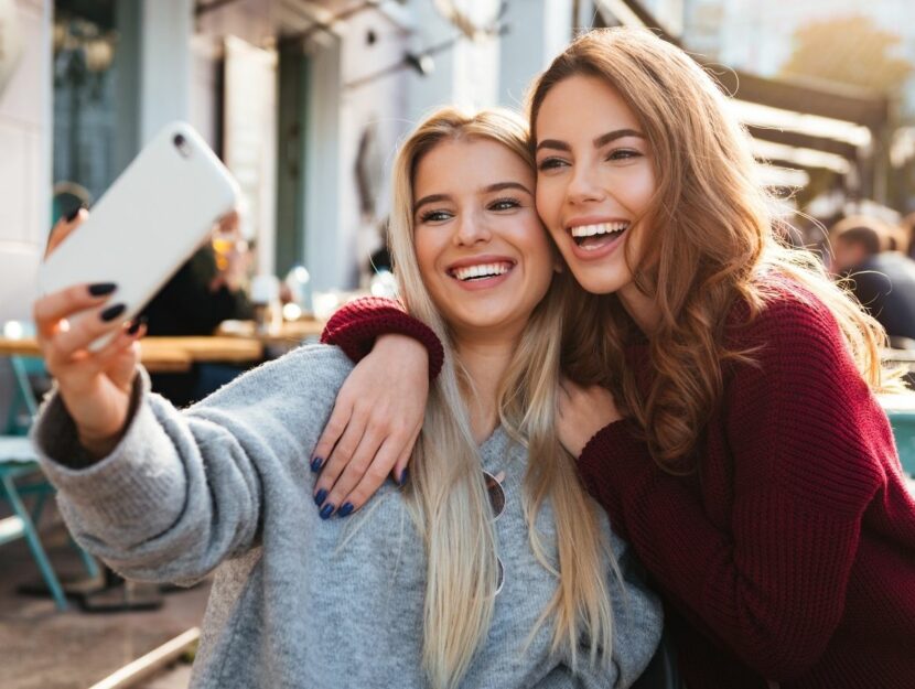 Due donne scattano una foto con cellulare