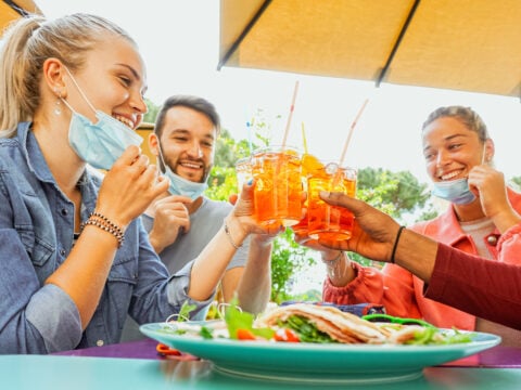 Rivedersi ai tavoli di un bar dopo un anno di pandemia