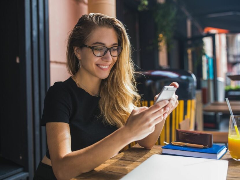 Donna sorride con il cellulare