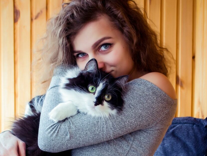 Donna abbraccia gatto