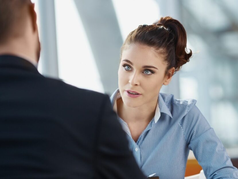 Conversazione di una donna con uomo