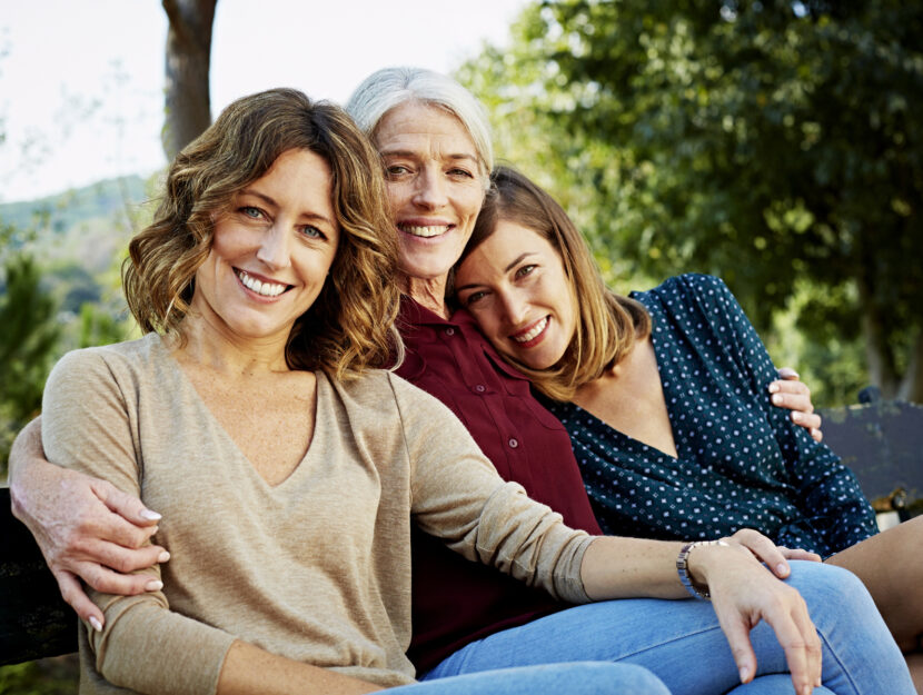 Donne sulla panchina famiglia