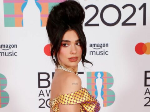 Brit Awards 2021: mise coloratissime ai premi della musica in Uk