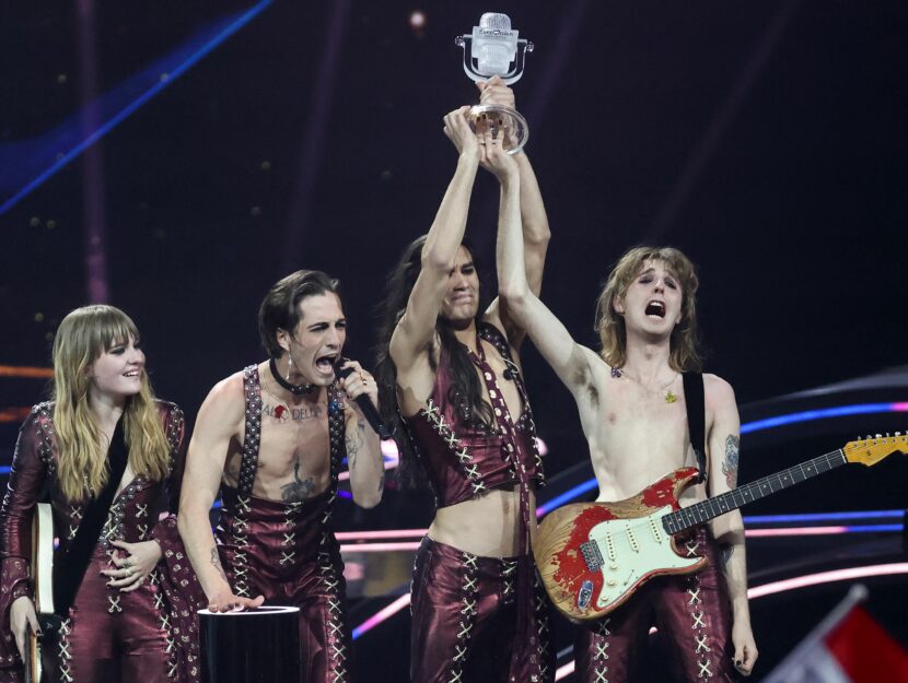 I Måneskin festeggiano sul palco dell'Eurovision Song Contest 2021