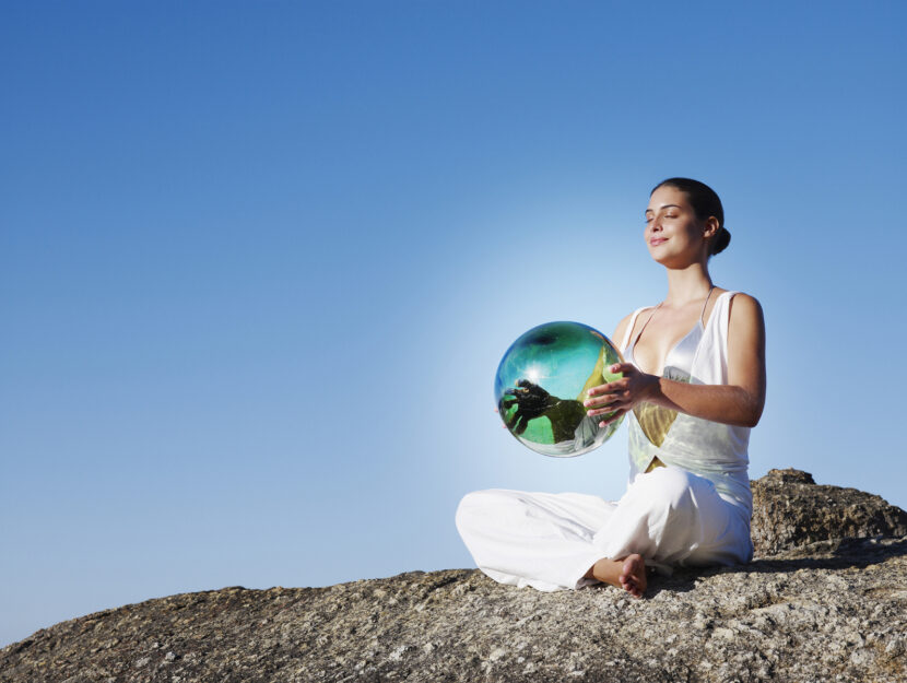 Donna meditazione sfera di vetro