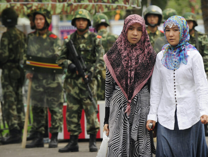 Due donne uigure nella città di Urumqi, nella regione cinese dello Xinjiang