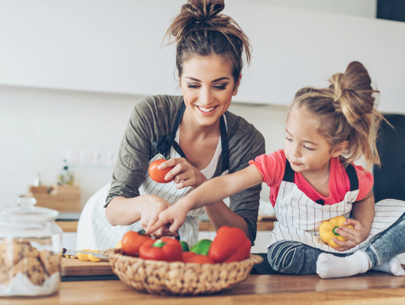 Madre figlia bambina cucina