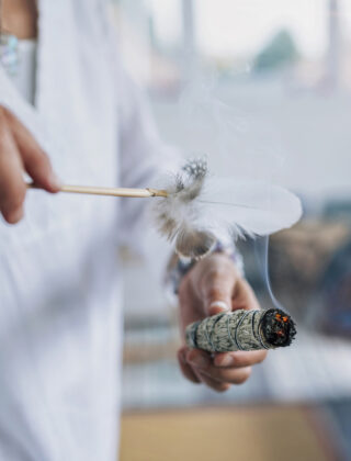 Come fare uno smudge stick con fiori ed erbe essiccate
