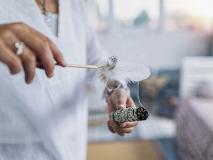 Come fare uno smudge stick con fiori ed erbe essiccate