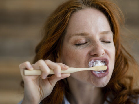 Stop all'additivo che colora di bianco dentifrici e caramelle