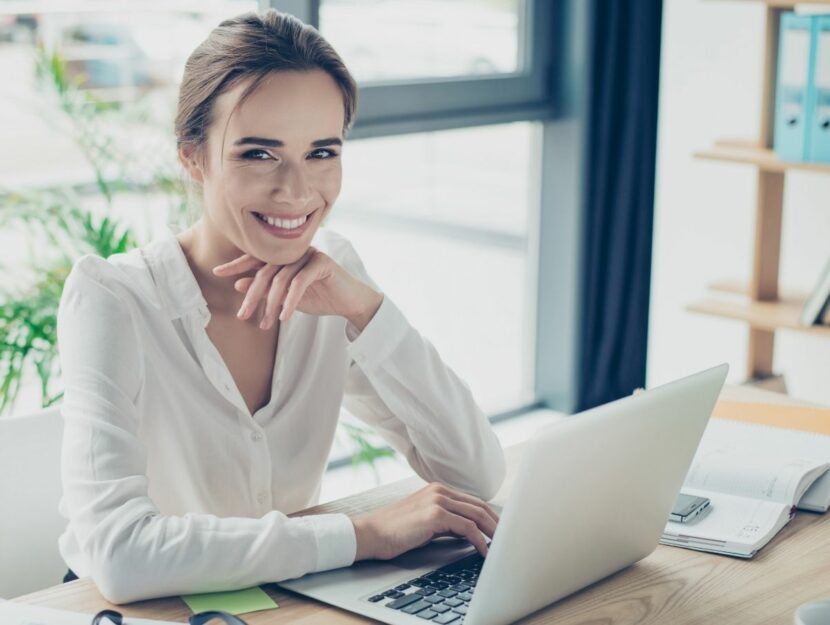 Ragazza sorridente al pc