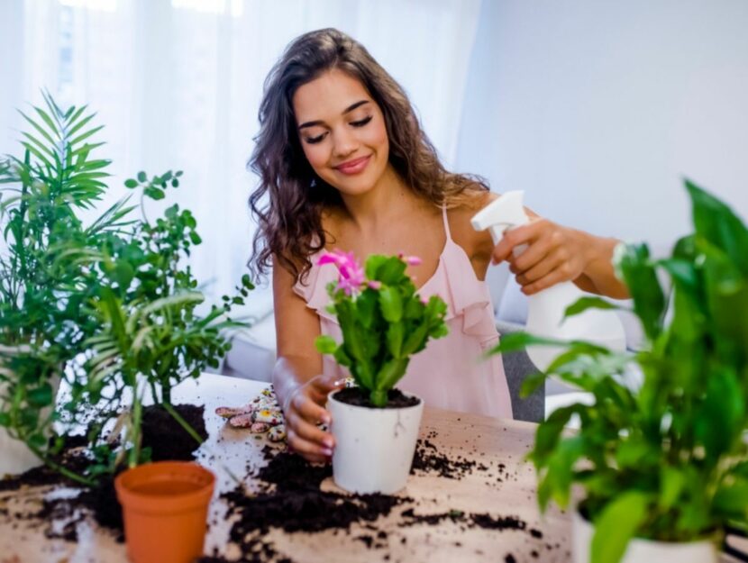 Donna con piante e fiori