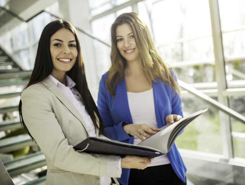 Due donne colleghe che lavorano insieme