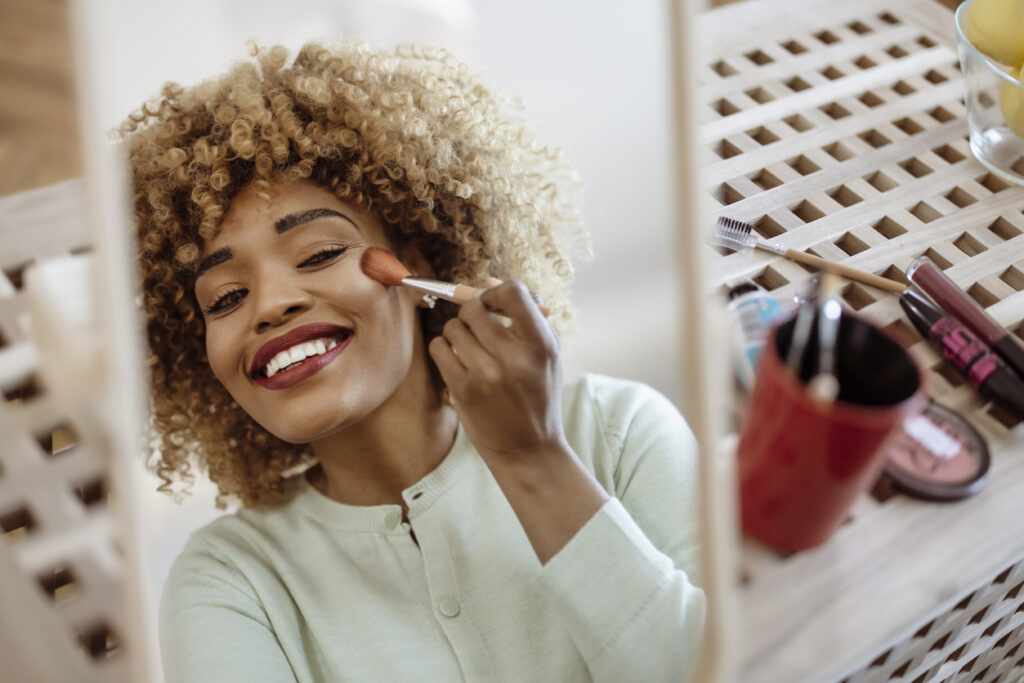 Come rinfrescare il tuo make up durante la giornata per una tenuta perfetta