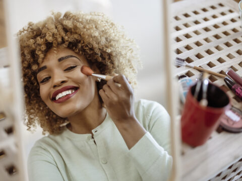 Come rinfrescare il tuo make up durante la giornata per una tenuta perfetta