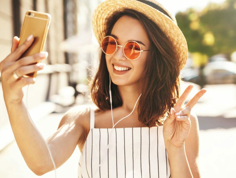 Ragazza scatta un selfie per Instagram