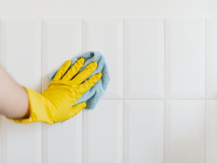 Come eliminare il calcare dalle piastrelle di marmo