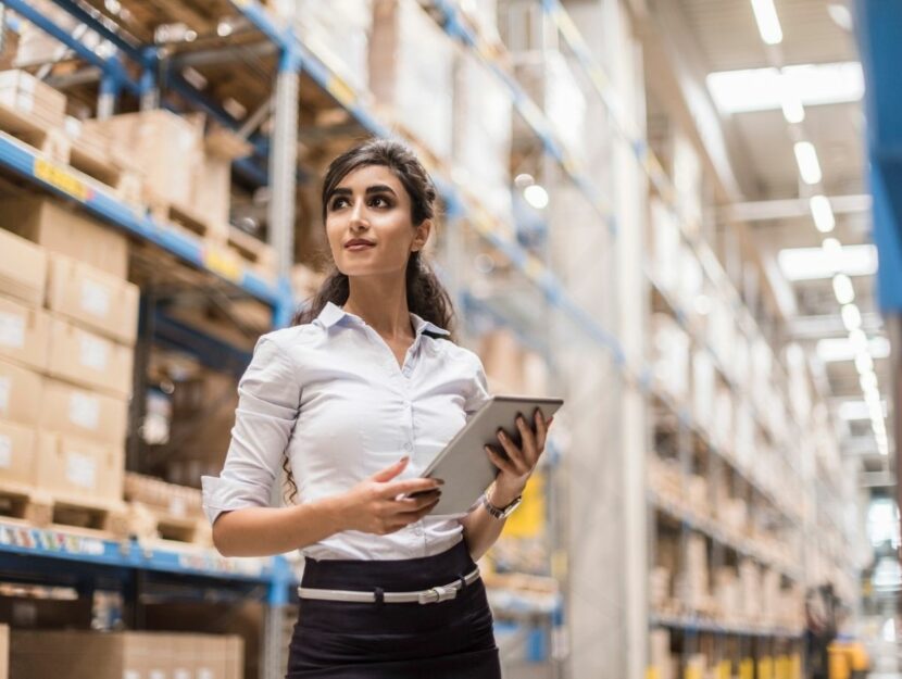 qualità del lavoro, donna in magazzino, donna in carriera