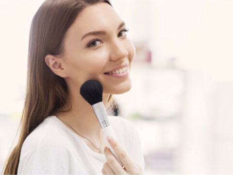 Come rinfrescare il tuo make up durante la giornata per una tenuta perfetta