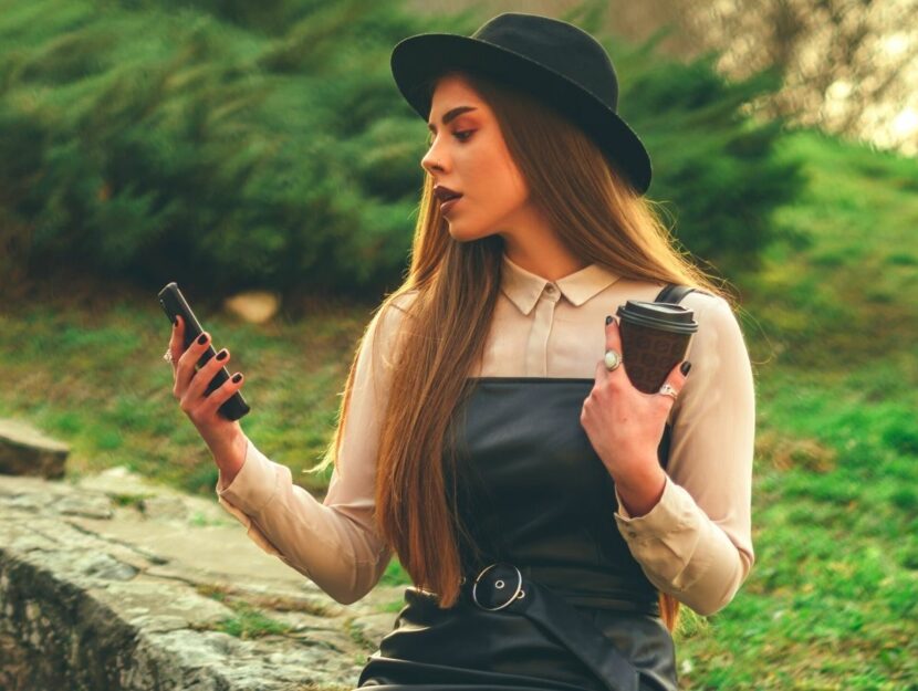 Ragazza con smartphone nella natura